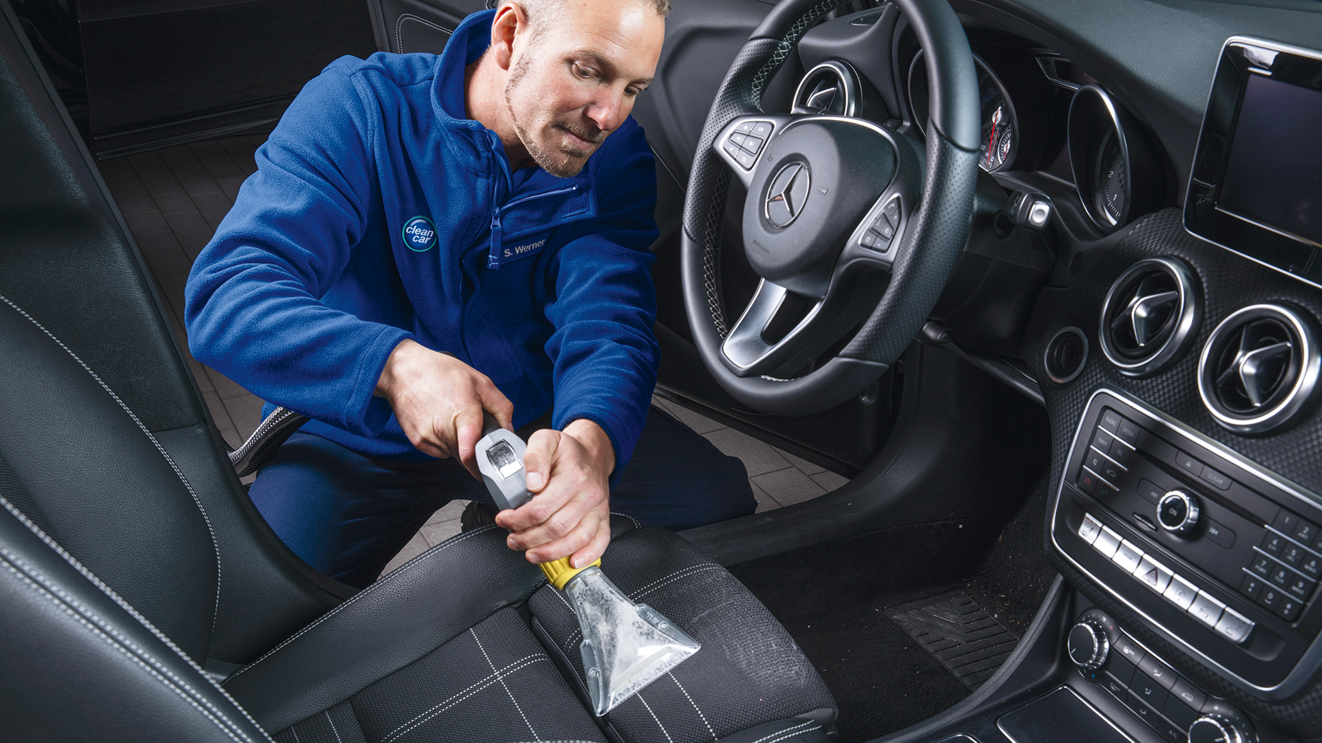CleanCar-2-11_blau_1920x1080px.jpg